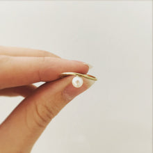 Load image into Gallery viewer, Wave Pearl Ring